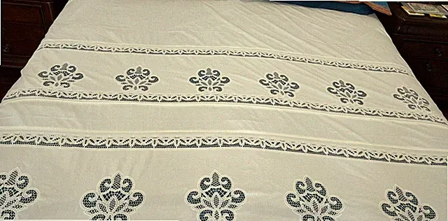 Cannon Comfortcale 250 with lace cut out coverlet/flat sheet King size